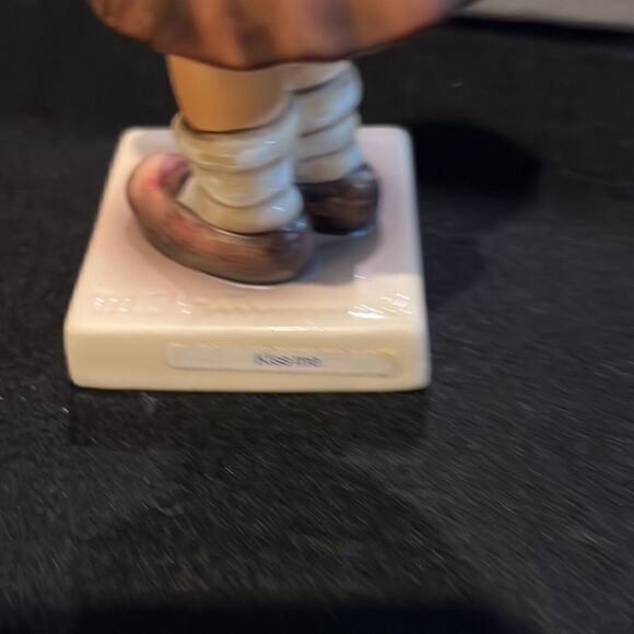 M j Hummel KISS ME Figurine Signed and Dated and numbered. - Picture 3 of 7